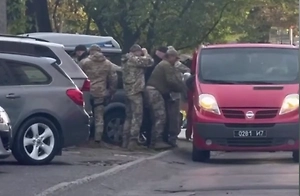 «Шмара!»: Во Львове сотрудник ТЦК наехал на женщину за съёмку бусификации