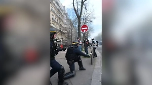 Полицейский попал гранатой в журналиста на протестах в Париже