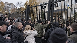 В Хмельницком местные попытались выломать ворота ТЦК из-за задержания студента