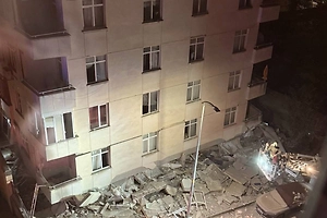 В Стамбуле обрушились три этажа семиэтажного дома, из-под завалов спасли ребёнка