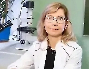 Осенний сад не терпит суеты, но требует строгой дисциплины. Главная задача садовода в этот период — не «законсервировать» участок в стерильной чистоте, а помочь растениям плавно завершить вегетацию. Прореживание плодов летом спасает ветви от разломов, а дерево — от истощения в будущем году. Своевременное скашивание многолетников только после пожелтения листвы гарантирует, что они уйдут в зиму сытыми и сильными.
