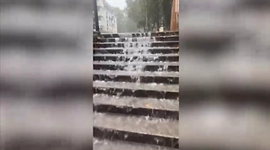 Водопады на лестницах и огромные волны: Мощный шторм обрушился на Калининград