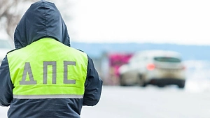 BMW вылетел на тротуар и врезался в остановку на проспекте Мира в Москве