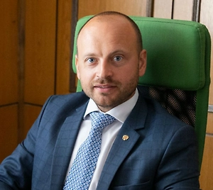 Ситуация в столице Украины достаточно сложная. В Киеве периодически происходит блэкаут, не включают электроэнергию уже вторые или третьи сутки. Из-за отсутствия электроэнергии возникают проблемы с водоснабжением, наблюдаются транспортный коллапс и пробки; жители не могут перемещаться с одного берега Киева на другой. Это последствия агрессивных действий непосредственно самой Украины, которая начала активно бить по инфраструктуре, по гражданским объектам, по гражданским автобусам. Ответ последовал незамедлительно и пропорционально.