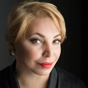 Мы понимаем, что все дизайнеры сходятся в одном: мода становится не просто подиумной, она становится настоящей, живой, приближённой к человеку. Эта тенденция движется уже более пяти лет, и мы понимаем, что мода становится эгоцентричной. Это значит, что мир одежды начинает крутиться вокруг вас — реального жителя Москвы, Екатеринбурга, Санкт-Петербурга и других городов.
