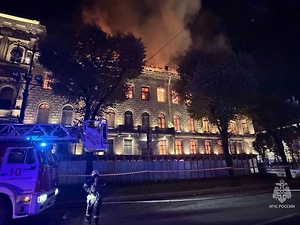Жильцов дома возле горящего особняка в Петербурге разместят в ближайшем ОУ