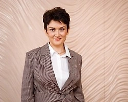 Если говорить о мёде в горячем чае, то здесь, как мне кажется, важно понимать, что происходит с ним при высокой температуре. Как известно, при нагревании разрушается часть ферментов и нестабильных витаминов, например, того же витамина С. Иными словами, распадается часть тех биологически активных веществ, ради которых, собственно говоря, мёд и ценится.