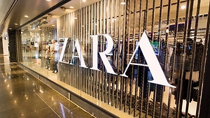 Магазин Zara угодил в скандал с детским костюмом узника Освенцима на Хэллоуин