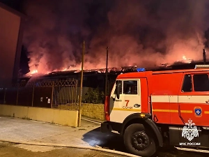 Пожар в частном строении в Адлере локализовали на площади 1,4 тыс. кв. м