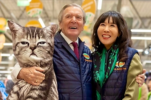 Шрёдер с плюшевым котом и русским именем на куртке растрогал немцев после поездки в Москву