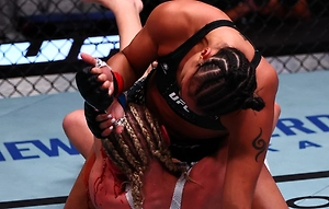 Россиянка Железнякова проиграла Перейре техническим нокаутом на турнире UFC