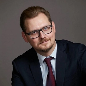 Новогодний подарок не обязательно должен быть дорогим — гораздо важнее, чтобы он подходил человеку. Коллеге можно выбрать что-то приятное и универсальное, другу — вещь по интересам, а родным — подарок, который поможет провести время вместе
