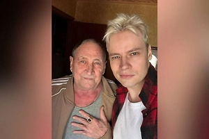 «Сегодня он покинул нас»: Shaman поделился трагической новостью прямо на концерте