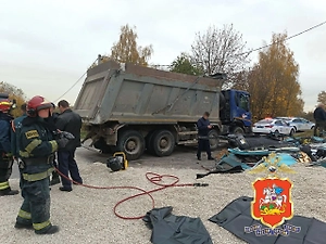 Самосвал со щебнем раздавил легковушку в Подмосковье — погибли женщина и ребёнок