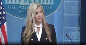 «Мой президент… ой, муж»: Новый пресс-секретарь Трампа оконфузилась на первом же брифинге