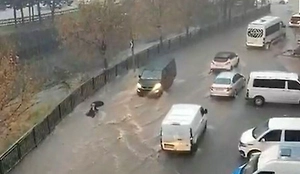 Стамбул захлебнулся в ливнях: Потоки воды смывают людей, а машины застревают на улицах