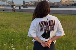 «Избивающий тип привязанности»: Петербургский бренд обвинили в пропаганде домашнего насилия из-за футболок