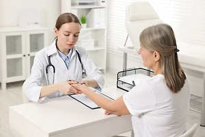Не болит, но прогрессирует: Диспансеризация помогла выявить почти 50 тысяч случаев рака