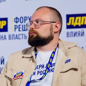 По умолчанию придомовая территория является общей долевой собственностью владельцев помещений. Это правило чётко прописано в 36 статье Жилищного кодекса РФ. Использовать данный участок для коммерции можно только тогда, когда соседи провели официальное собрание и большинством голосов одобрили эту инициативу. На практике такое согласие встречается крайне редко. Без решения собственников и официальных документов от муниципалитета любая реализация товаров у подъезда считается незаконной.