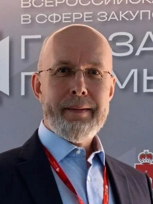 Январь и май удобны для длительного отдыха, а вот денежную выгоду нужно оценивать вместе с зарплатой. Чтобы увеличить выплату за выбранный период, согласуйте включение обычных выходных в отпуск. В заявлении можно написать «Прошу предоставить часть ежегодного основного оплачиваемого отпуска с 5 июля 2027 года продолжительностью 7 календарных дней». Отпуск до 11 июля дает на два оплачиваемых дня больше, чем 5–9 июля, за счет расходования еще двух дней отпускного остатка.