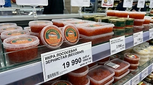 Дефицит лосося превратил новогоднюю икру в недосягаемую роскошь по 20 тысяч за кило