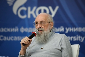 То есть специально подобрали таких не особо симпатичных девушек. Боюсь, что это был для него своеобразный, не очень приятный выход из положения, куда феминистки загоняют людей