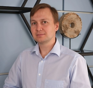 Чтобы понять, угрожает ли что-то Владимиру Зеленскому на посту президента, я сначала сделал расклад на вопрос, как пройдёт его правление на этом посту в ближайшие 6 месяцев. Если бы речь шла о его замене или ином способе ухода с поста президента Украины, карты это бы чётко показали. Но в раскладе не вышло ни одной карты, которая на это указывала бы. То есть, в ближайшие 6 месяцев Зеленский продолжит быть президентом Украины.