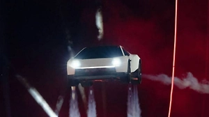 «Шоу для инвесторов»: Почему летающая Tesla никогда не появится на дорогах в России