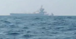 На видео сняли подрыв супертанкера на мине в Ормузском проливе и мощный пожар