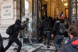 Во французском Лилле протестующие разбили двери мэрии и проникли в здание