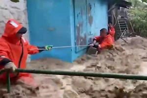 «Здесь ребёнок!» В Крыму девочку едва не унесло мощным потоком воды — видео спасения