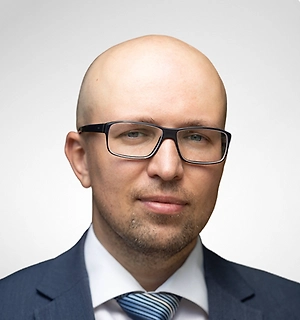 Если ваш муж идёт на колоноскопию с большим удовольствием, чем на просмотр этих розовых соплей, может быть, проблема не в том, что вы ещё плохо его уговаривали. То, что ему не нравится такое кино, не делает его эмоционально недоразвитым. Ему просто не нравится этот жанр.