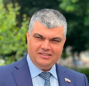 Смеситель, кран, унитаз, трубы под мойкой — за это управляшка не отвечает. И когда у 80-летней бабушки прорывает гибкую подводку или засоряется канализация, она остаётся один на один с проблемой. Частные сантехники берут за вызов от 2 до 5 тысяч рублей, а если работа сложная — до 10 тысяч. Для пожилого человека это неподъёмные деньги. А сервисы по поиску мастеров часто не проверяют исполнителей, и люди становятся жертвами мошенников. Я предлагаю закрепить в Жилищном кодексе обязанность управляющих компаний оказывать пожилым гражданам базовые сантехнические услуги бесплатно.