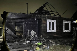 В Бурятии женщина погибла при пожаре в доме, двоих детей госпитализировали