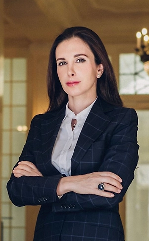 Важно понимать, у кого вы покупаете. Закон о защите прав потребителей действует, только если продавец — организация или ИП. При покупке у частного лица применяются лишь общие нормы ГК РФ, и защита покупателя заметно слабее. Если продавец — предприниматель, при предоплате он обязан передать товар в оговорённый срок. При просрочке потребитель вправе потребовать вернуть деньги, а также неустойку 0,5% от суммы предоплаты за каждый день. Но все эти права работают, только если продавец реален. Поэтому проверять его нужно до перевода.
