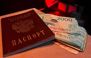 Родинки не с той стороны: У сотен россиян сорвались поездки из-за селфи в загранпаспортах
