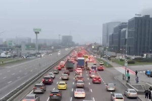 В Киеве начался транспортный коллапс: перед мостом огромная пробка, метро не ходит
