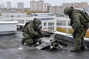 Боевая часть дрона упала на крышу поликлиники в Липецке