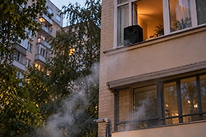 «Сдохни, вонючий вейпер»: Московская пенсионерка объявила войну курильщикам и достала весь двор
