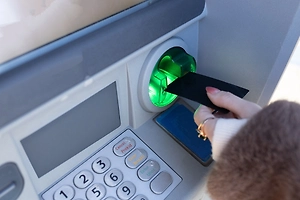 ЦБ перечислил признаки, по которым банк заподозрит попавшего под влияние мошенников клиента
