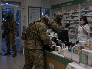 Угрожали продавцу ножом: В Херсонской области три «захистника» из ВСУ ограбили аптеку