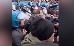«Деньги — школам, а не на войну!»: Итальянская молодёжь зажгла на улицах Турина