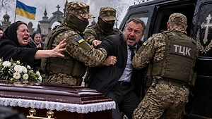 «Даже покойника не дали довезти»: На Украине военкомы забрали водителя катафалка прямо во время похорон