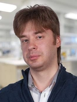 Здесь изменение происходит наиболее драматично — от полярного дня, когда солнце вообще не заходит, до полярной ночи, когда формально насчитывается около четырёх условно светлых часов в сутки, но самого Солнца увидеть невозможно.