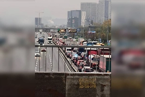 Киев парализовали многокилометровые пробки после удара по Южному мосту