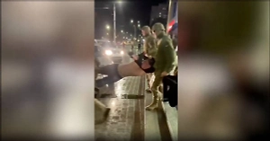 В Луцке шесть сотрудников ТЦК вынесли мужчину из ТЦ и запихали в бус