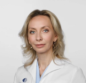 Начать коррекцию микроклимата дома стоит с замера влажности гигрометром. Оптимальный диапазон — 40–50%: слишком сухой воздух раздражает глаза, а чрезмерная влажность создает условия для размножения клещей и плесени.