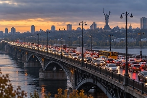 Пробки не объехать: Киевляне меняют авто на самокаты из-за заторов на мостах