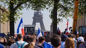 Макрон, мы не хотим войны! В Париже прошёл митинг против помощи Киеву и «за Фрексит!»