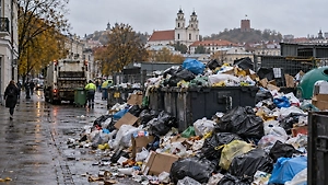 Вильнюс завалило мусором после пожара на ключевом сортировочном заводе